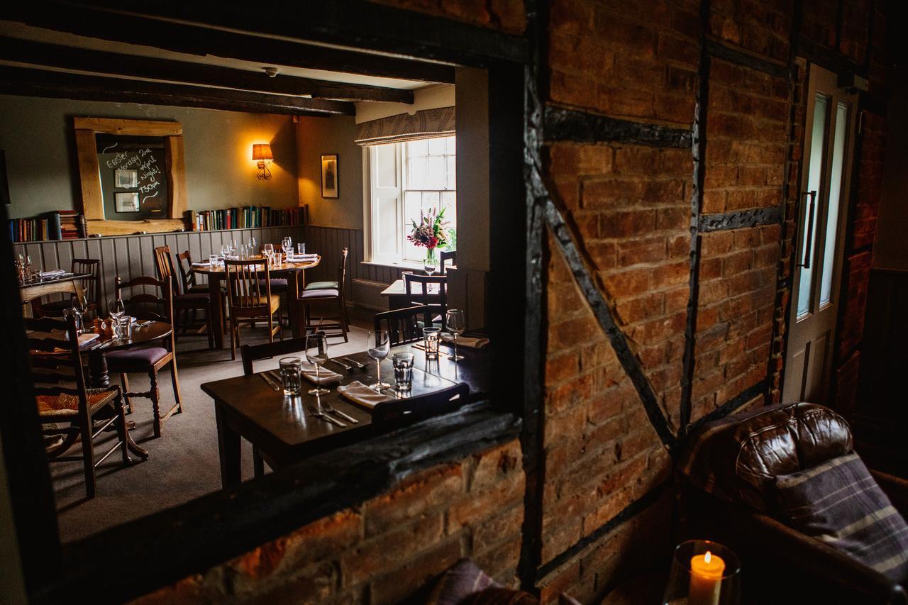 The Hawk Inn Andover Exteriör bild